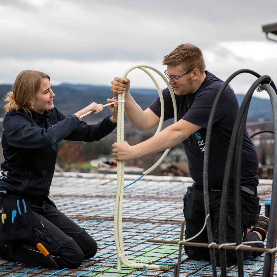 Tekniske installatører ute på byggeplass